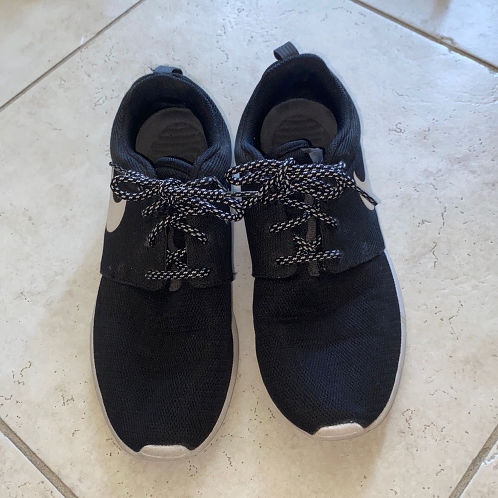 Black Nike Roshes